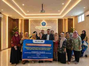 Delegasi Rajamangala University Thailand bersama pimpinan ITB AAS Indonesia dalam implementasi kerja sama internasional.
